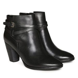VGUC Cole Haan Black Hayes Belt Booties in Black